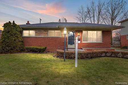 27092 N Pleasant Ridge St Dearborn Heights, MI 48127