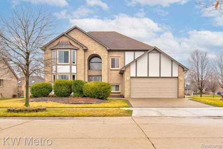 17306 Normandy Macomb, MI 48044