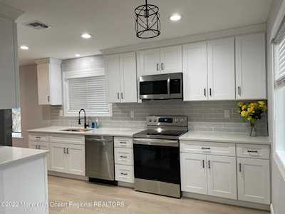 87 Arrowood Rd Manalapan, NJ 07726
