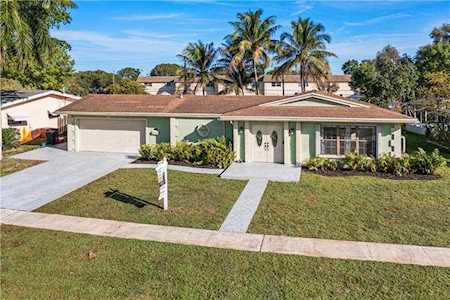 4651 NW 8th Dr Plantation, FL 33317