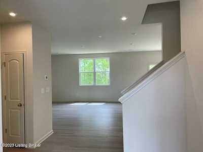 5004 White Pine Ln La Grange, KY 40031