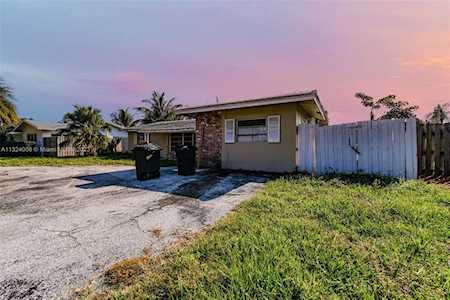 1960 NE 32nd St Lighthouse Point, FL 33064