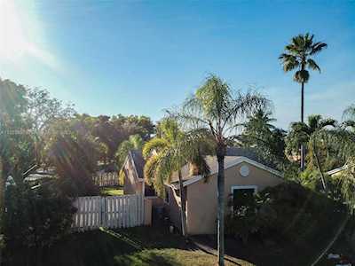 1051 Meadowwood Ter Davie, FL 33325