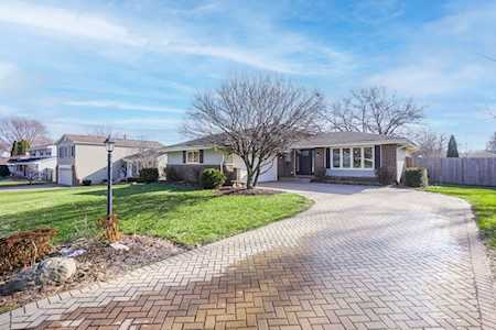 24W701 Woodcrest Dr Naperville, IL 60540