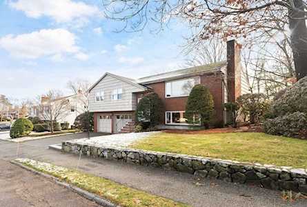 20 Fieldstone Drive Stoneham, MA 02180