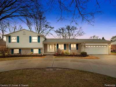 16910 Hubbard St Livonia, MI 48154