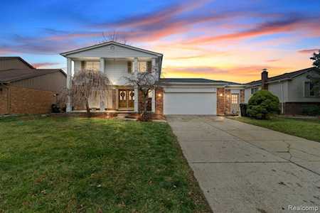 130 Rose Brier Dr Rochester Hills, MI 48309