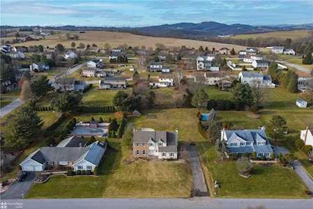 5616 Wynnewood Dr Laurys Station, PA 18059