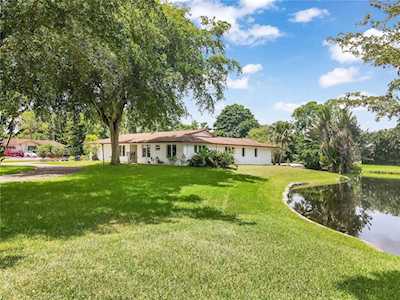 11121 SW 40th Ct Davie, FL 33328