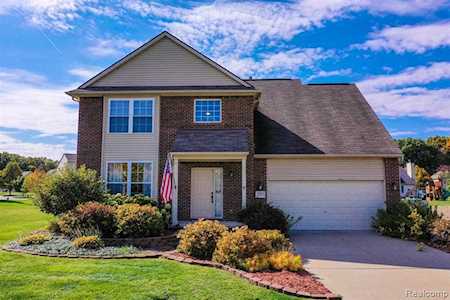 1923 Acorn Valley Dr Howell, MI 48855