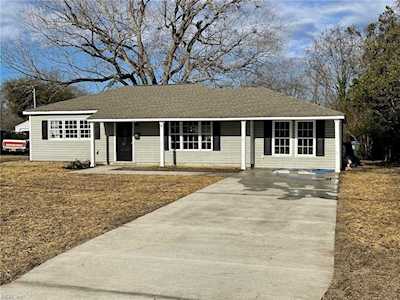 4 Carleton Rd Newport News, VA 23603
