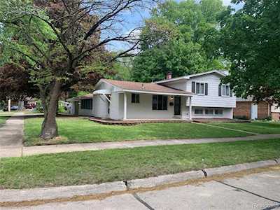 33144 Tall Oaks St Farmington, MI 48336