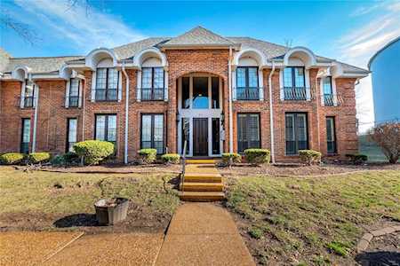 912 Claytonbrook Dr Ballwin, MO 63011