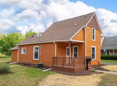 209 5th St Fenton, MI 48430