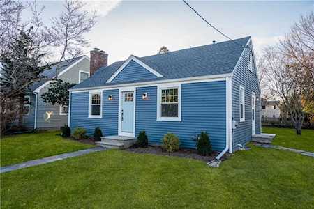 8 Jesse Davis Ln Barrington, RI 02806