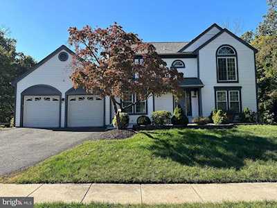 13821 Lowry Dr Chantilly, VA 20151