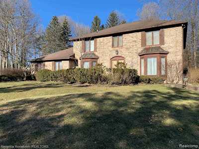 37012 Tina Dr Farmington Hills, MI 48335