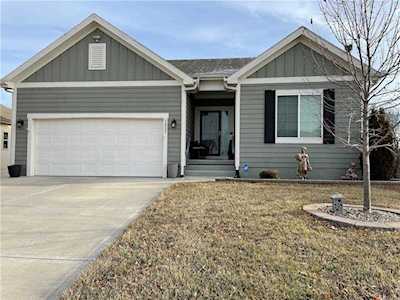 1817 Prairie Grass Dr Raymore, MO 64083