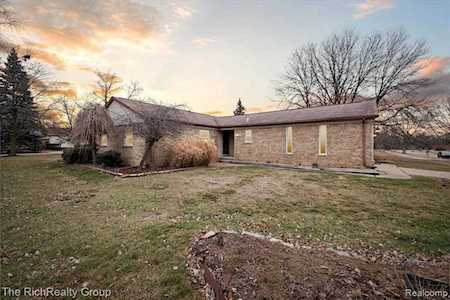 14594 Cavell St Livonia, MI 48154