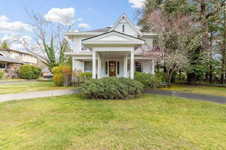 751 NW NW 4th St St Grants Pass, OR 97526