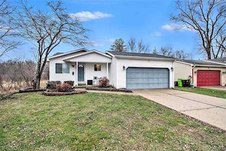 600 W Caroline St Fenton, MI 48430