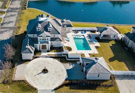 52 Carnegie Abbey Ln Portsmouth, RI 02871