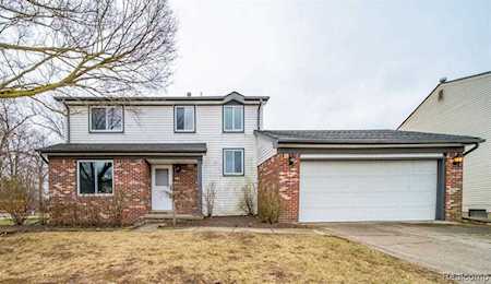 43955 Fredericksburg St Canton Twp, MI 48188