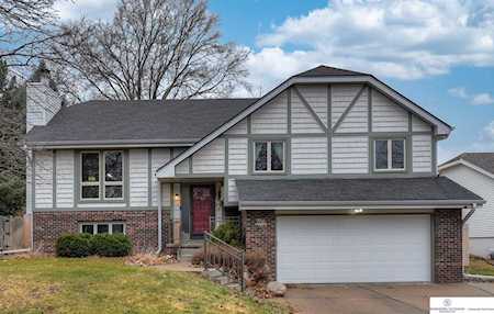 706 S Taylor Circle Papillion, NE 68046