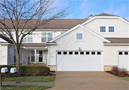 33254 Fairport Dr Avon Lake, OH 44012