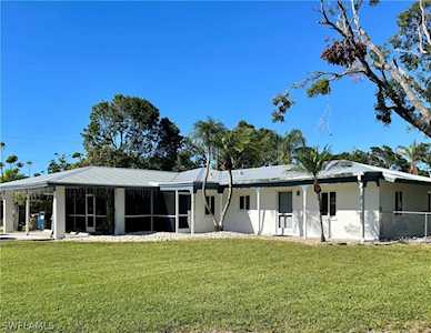 827-831 Indiana Ave Fort Myers, FL 33919