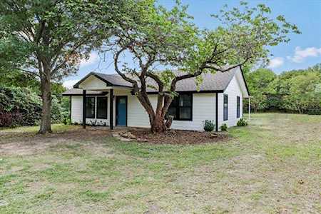 210 Spring Valley Court Springtown, TX 76082