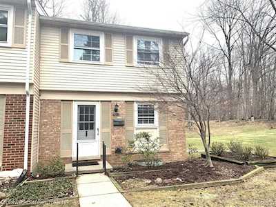 1562 Brentwood Troy, MI 48098