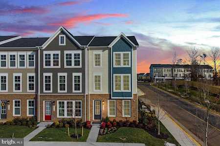 6703 Upland Manor Dr Gainesville, VA 20155