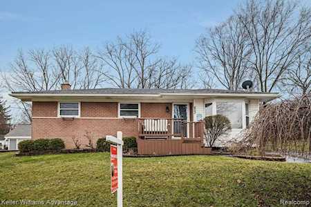 653 Sweetbriar Milford, MI 48381