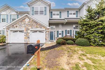 32 Hanna Ln Laurence Harbor, NJ 08879