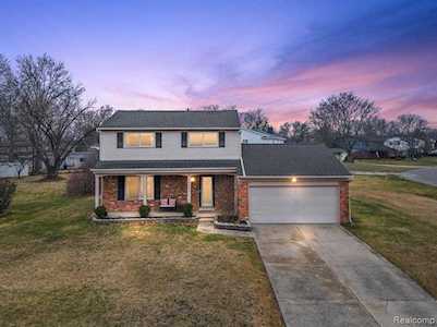 25551 Castlereigh Dr Farmington Hills, MI 48336