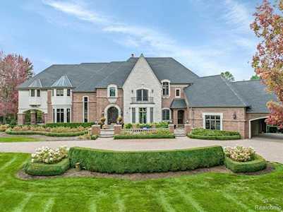 2313 Pond Vallee Oakland, MI 48363