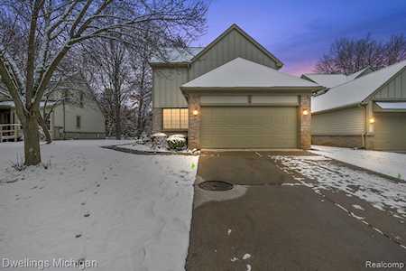 2791 Maple Forest Dr Wixom, MI 48393