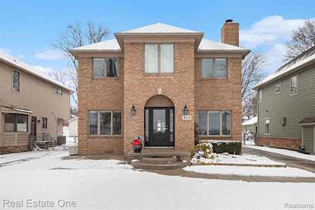 913 E Walled Lake Dr Walled Lake, MI 48390