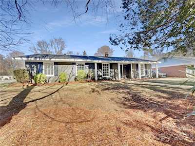 7117 Lake Dr Matthews, NC 28104