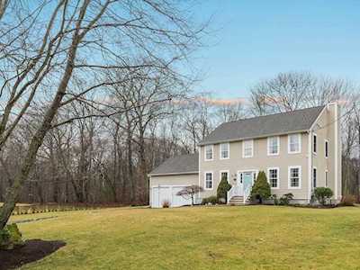 79 Hummingbird Ln Swansea, MA 02777