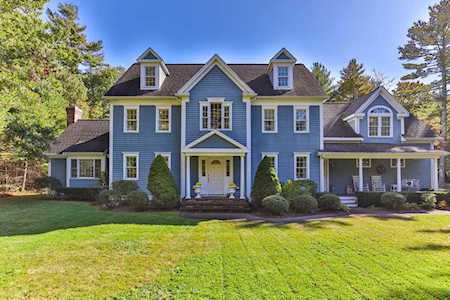 15 Commons Dr Carver, MA 02330