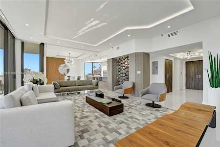 20281 E Country Club Dr #PH14 Aventura, FL 33180