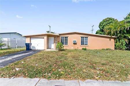 7251 NW 169th St Hialeah, FL 33015