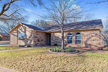 2320 Woodside Drive Arlington, TX 76016