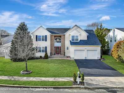 26 Davids Ln Howell, NJ 07731