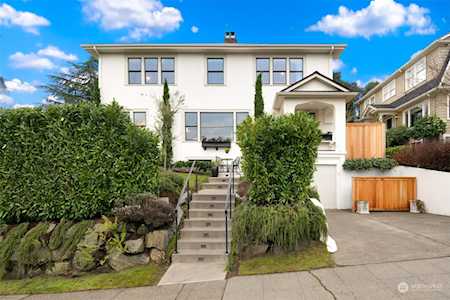 2217 E Crescent Dr Seattle, WA 98112