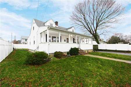 6 Hoyt St Johnston, RI 02919