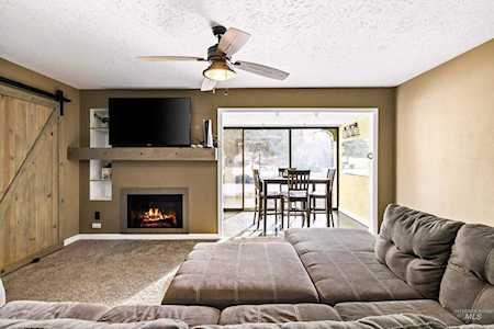 1236 N Camelot Dr Boise, ID 83704-8609