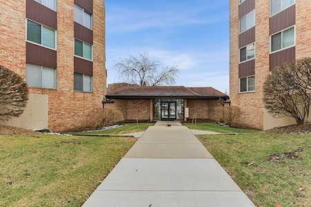 502 W Huntington Commons Rd #446 Mount Prospect, IL 60056